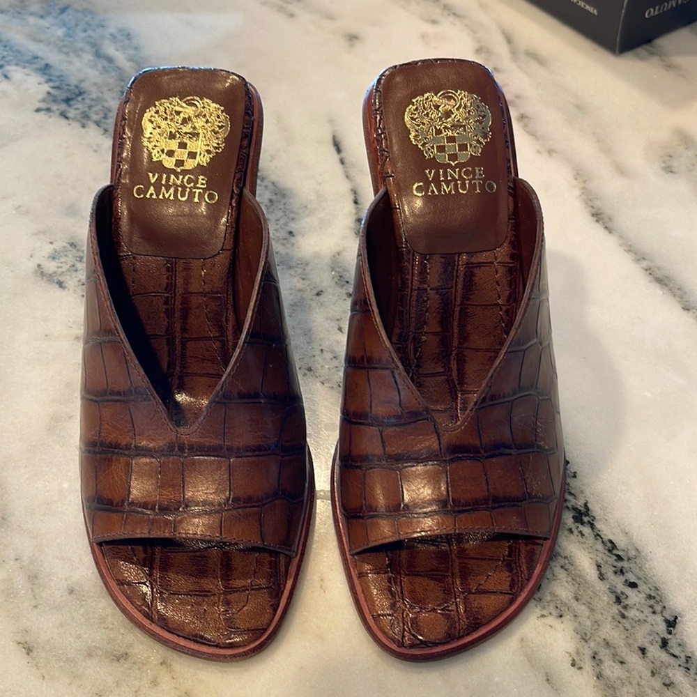 Vince Camuto mule sandals crocodile pattern 7